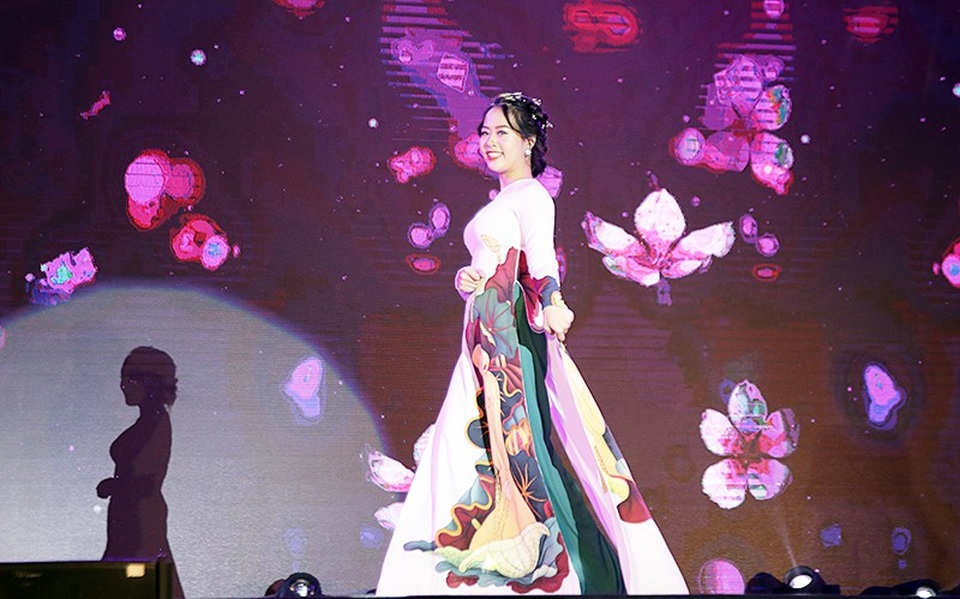 Nữ sinh chuyên Toán đăng quang ngôi vị Đại sứ trường Ams - 10
Uông Hoàng Phương Linh cũng giành giải Đại sứ phong cách cùng người bạn Hà Nhật Minh của mình.
