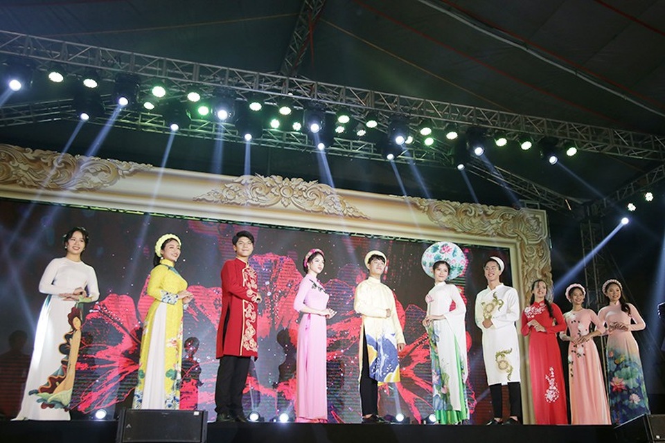 Nữ sinh chuyên Toán đăng quang ngôi vị Đại sứ trường Ams - 12
Toàn cảnh Top 10 thí sinh xuất sắc nhất cuộc thi tìm kiếm Đại sứ Ams 2018.
