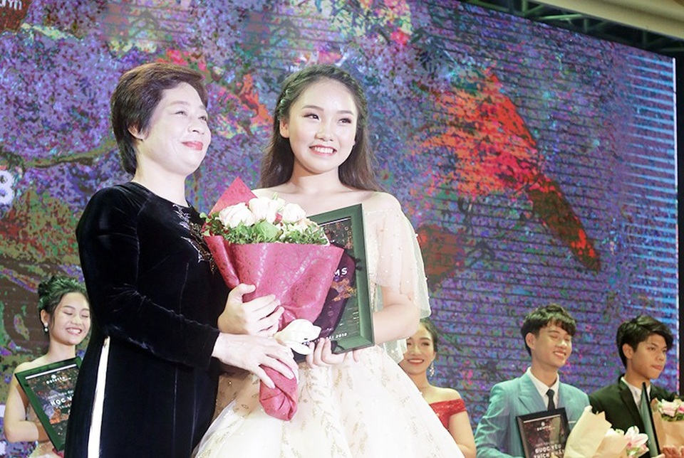 Nữ sinh chuyên Toán đăng quang ngôi vị Đại sứ trường Ams - 4
Giây phút đăng quang ngôi vị Đại sứ THPT Chuyên Hà Nội – Amsterdam của Vũ Nam Trang Linh