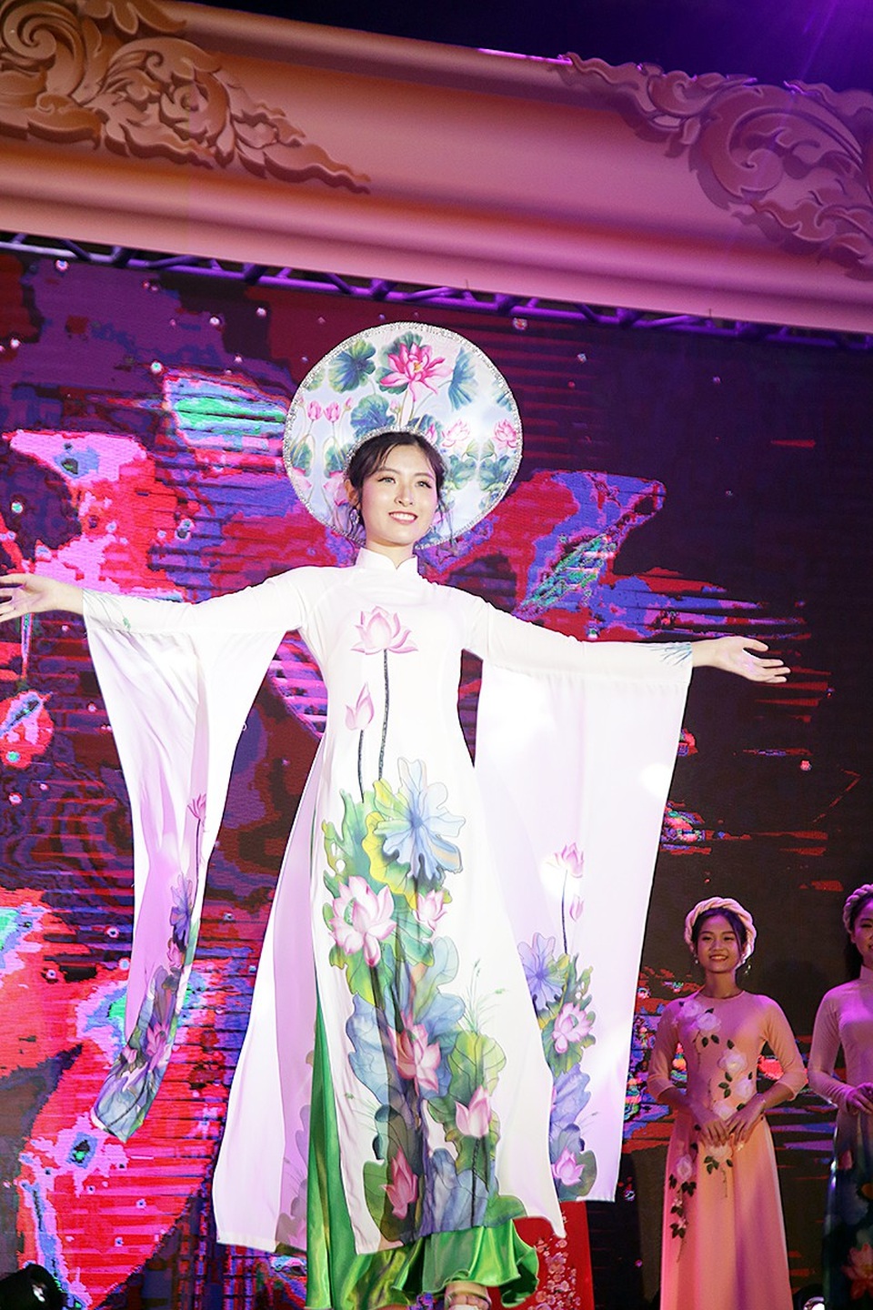 Nữ sinh chuyên Toán đăng quang ngôi vị Đại sứ trường Ams - 7
Hoàng Phượng Mai giành giải Đại sứ thân thiện khi thể hiện sự hòa đồng, dễ mến của mình trong suốt quá trình dự thi Ngày hội Anh tài