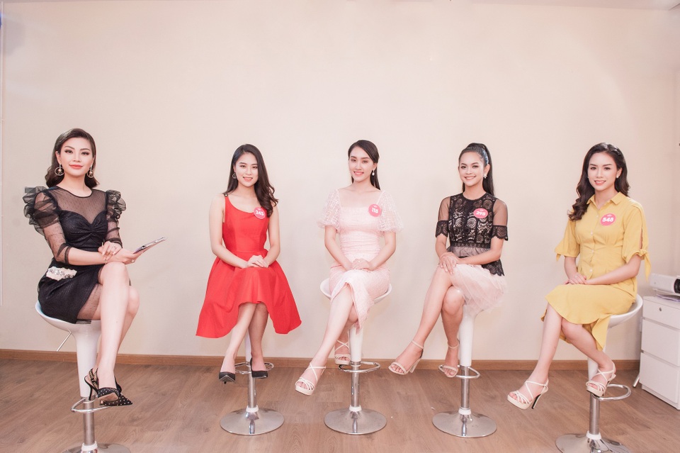 Ba ứng viên được đề cử “Người đẹp truyền thông” Hoa hậu Việt Nam 2018 - 3 Các thí sinh Hoa hậu Việt Nam 2018 với Á hậu Diễm Trang.