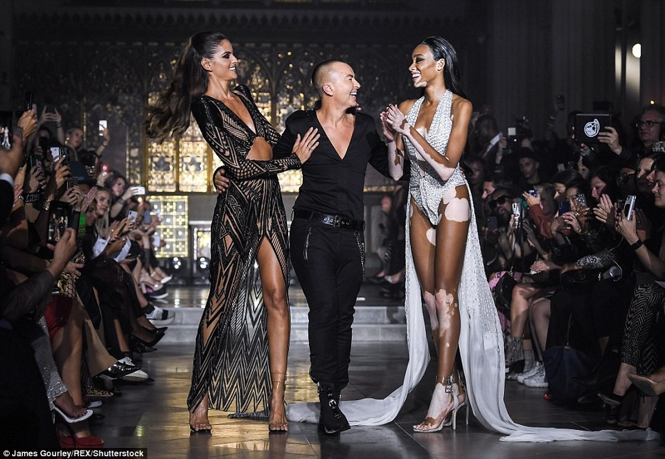 
Khán giả vỗ tay cổ vũ nhiệt tình
