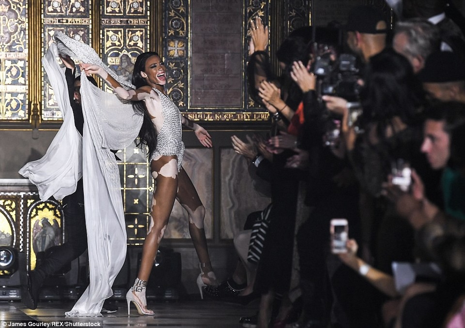 
Khán giả hào hứng khi xem cô trình diễn
