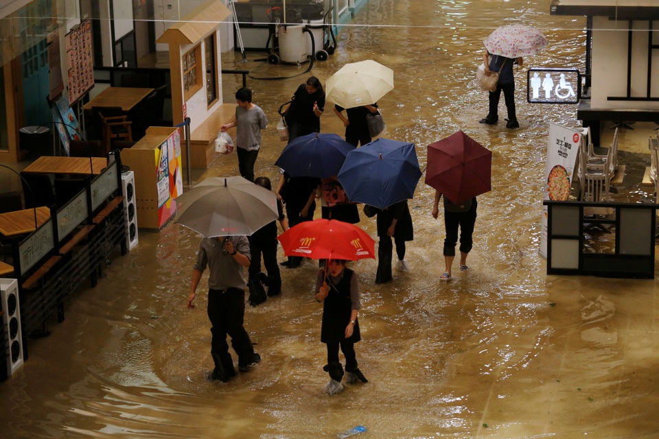 Rời Philippines, siêu bão Mangkhut càn quét Hong Kong - 1 Cơ quan khí tượng Hong Kong đã đưa ra cảnh báo cấp 10, cấp độ cao nhất trên thang đo bão, khi siêu bão Mangkhut càn quét đặc khu hành chính này vào 9 giờ sáng nay.