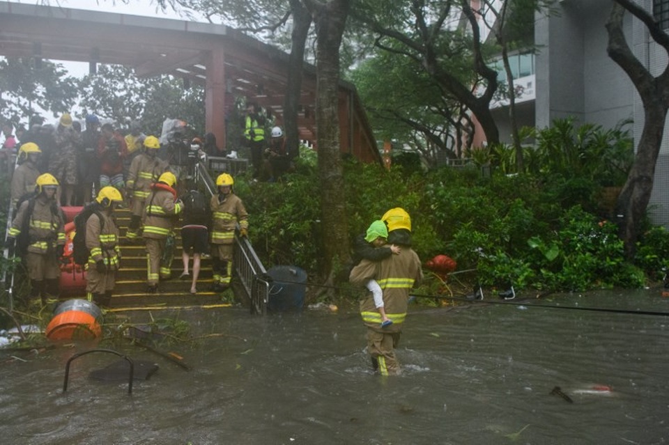 Rời Philippines, siêu bão Mangkhut càn quét Hong Kong - 9 Trước khi càn quét Hong Kong, bão Mangkhut đã tàn phá nhiều đảo của Philippines và cướp đi sinh mạng của ít nhất 25 người.