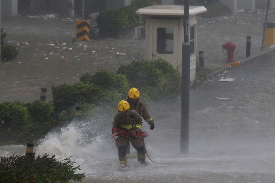 Rời Philippines, siêu bão Mangkhut càn quét Hong Kong - 3 Những đoạn video được công bố trên mạng xã hội cho thấy nhiều tòa nhà cao tầng lắc lư trong gió bão. Nhiều ngôi nhà đã bị bão Mangkhut cuốn phăng mái.