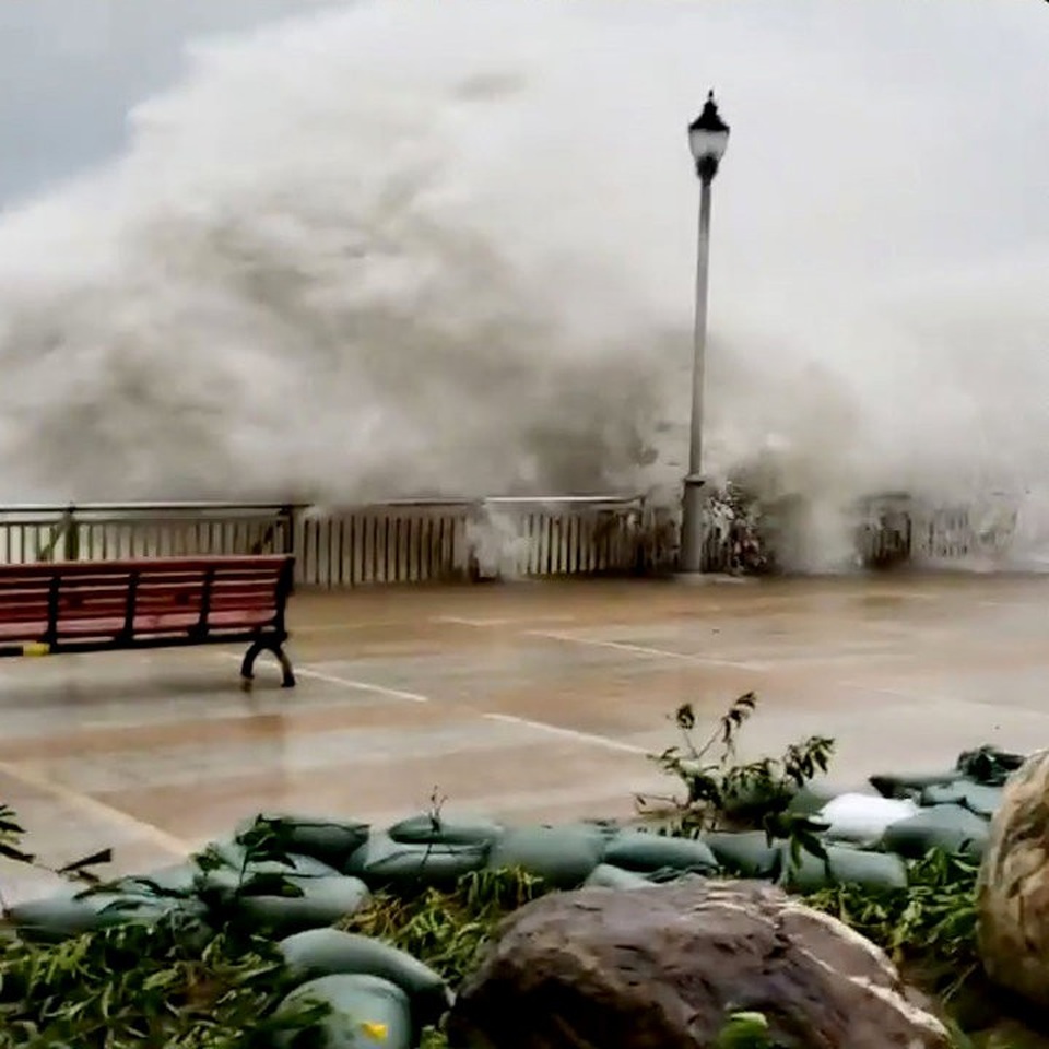 Rời Philippines, siêu bão Mangkhut càn quét Hong Kong - 4 Hiện vẫn chưa có con số thống kê cụ thể về số người thiệt mạng và bị thương do bão Mangkhut tại Hong Kong.