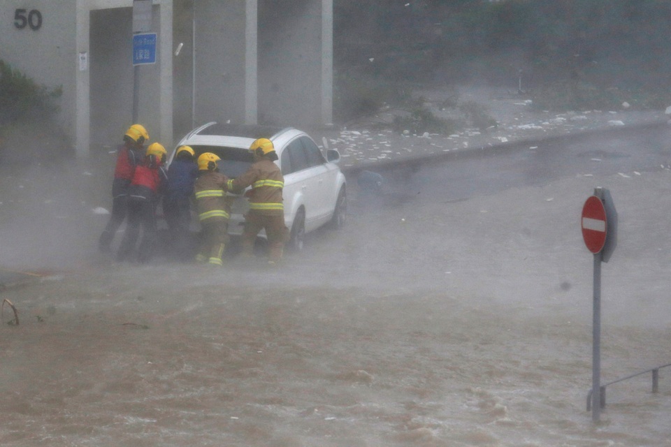 Rời Philippines, siêu bão Mangkhut càn quét Hong Kong - 5 Những hình ảnh ban đầu được công bố cho thấy bão đã quật đổ nhiều cây và gây ra tình trạng tắc nghẽn trên các tuyến đường. Trong khi đó, các mảng tường và cửa sổ của các tòa nhà cao tầng cũng bị đập vỡ và cuốn phăng.