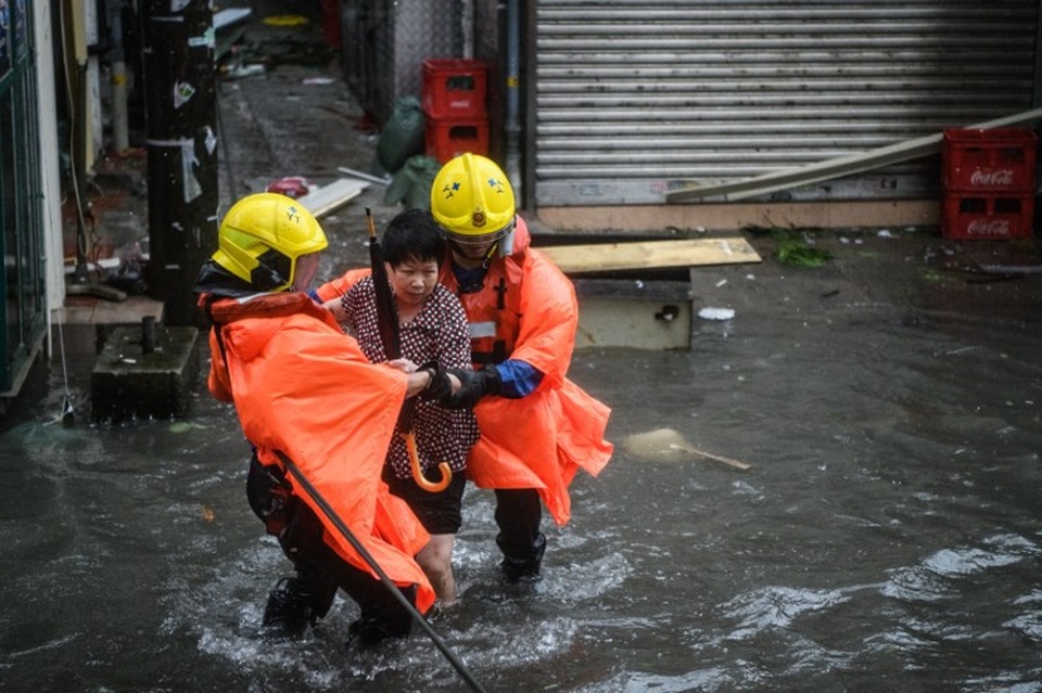Rời Philippines, siêu bão Mangkhut càn quét Hong Kong - 7 Chính quyền địa phương cảnh báo người dân ở trong nhà khi bão ập tới, tránh đi bộ ra ngoài hoặc tới những nơi ngập nước. Người dân tại những khu vực nguy hiểm đã được sơ tán kịp thời