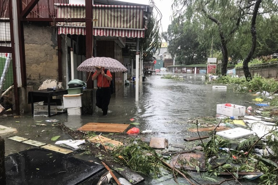 Rời Philippines, siêu bão Mangkhut càn quét Hong Kong - 8 Bão Mangkhut hiện vẫn di chuyển với sức gió lên tới 165km/giờ. Đây là một trong những cơn bão lịch sử tại Hong Kong. Hong Kong mới ban hành cấp độ bão số 10 đối với 15 cơn bão trong vòng 60 năm qua.