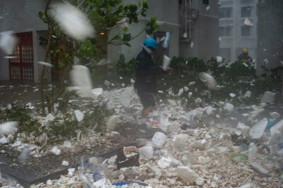 Rời Philippines, siêu bão Mangkhut càn quét Hong Kong - 10 Hàng trăm chuyến bay đã bị hoãn tại các sân bay ở Hong Kong do bão Mangkhut. Sau Hong Kong, cơn bão này được dự đoán sẽ tiếp tục đi vào khu vực ven biển Trung Quốc.