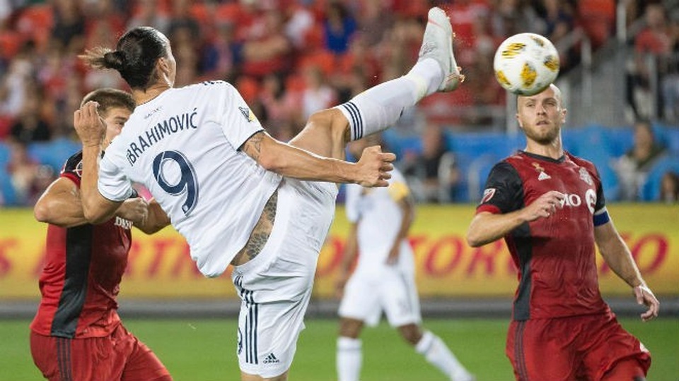 Ibrahimovic lập siêu phẩm kiểu karate, ghi bàn thứ 500 trong sự nghiệp - 1 Ibrahimovic lập siêu phẩm kiểu karate, ghi bàn thứ 500 trong sự nghiệp - 1