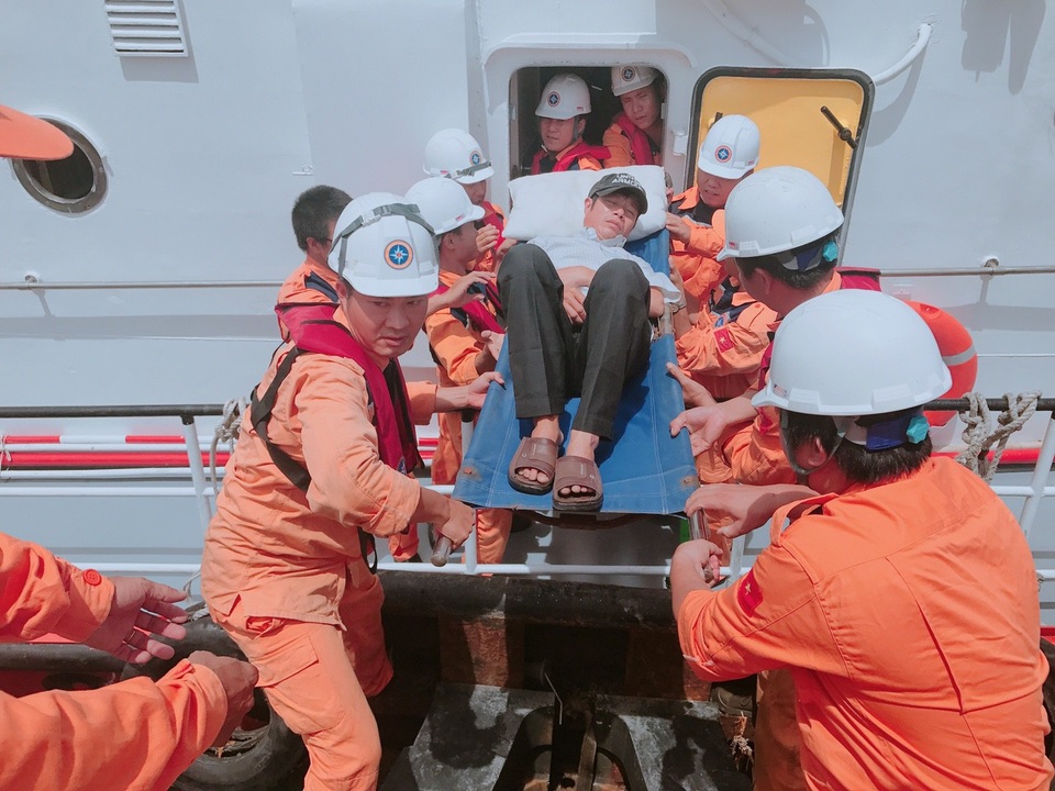 Cứu 10 ngư dân bị nạn trên đường tránh bão Mangkhut - 1 Lực lượng cứu nạn Nha Trang đưa 10 ngư dân về Nha Trang an toàn vào đầu giờ chiều 16/9