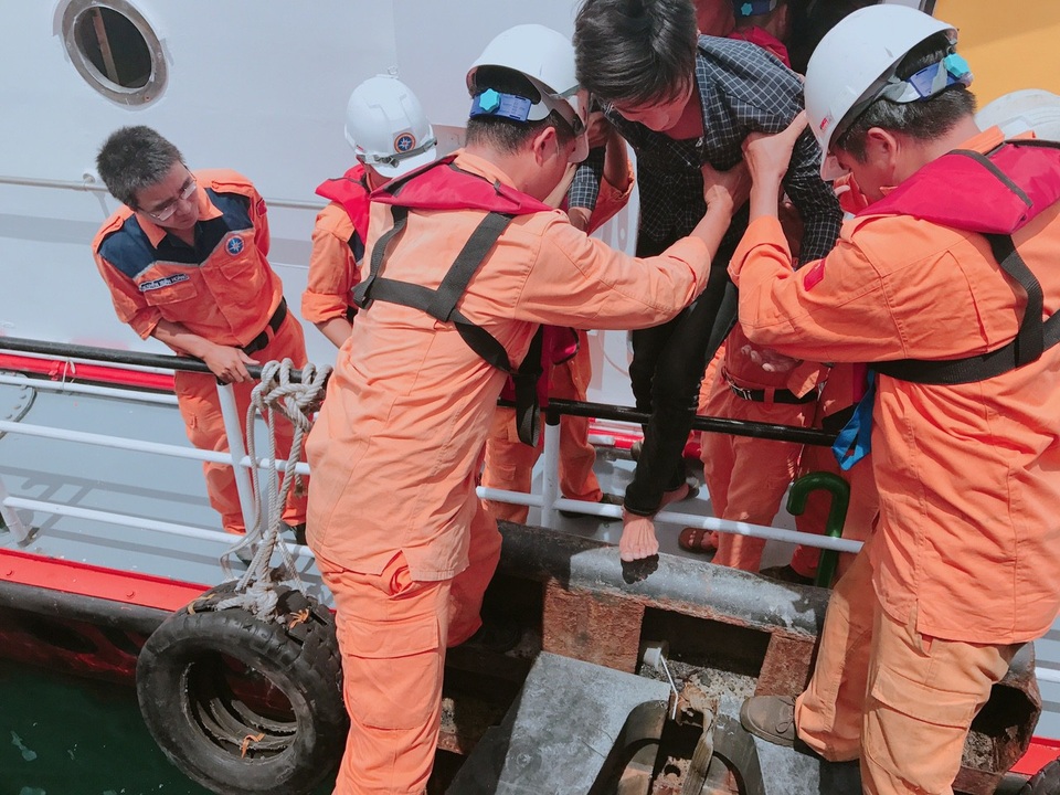 Cứu 10 ngư dân bị nạn trên đường tránh bão Mangkhut - 2 Các ngư dân Quảng Ngãi bị nạn khi đang trên đường chạy tránh bão số 6