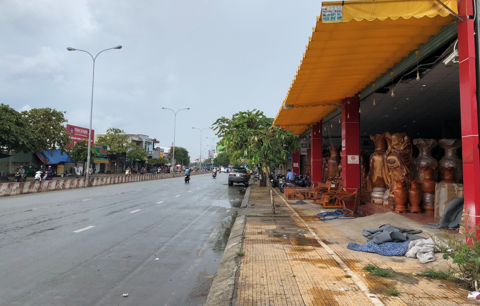 Vợ chồng chủ cửa hàng nội thất gỗ bị cướp đâm trọng thương - 1 Hiện trường trước cửa hàng nội thất gỗ trên đường Lê Trọng Tấn, nơi xảy ra vụ cướp đâm 2 vợ chồng chủ cửa hàng trọng thương.