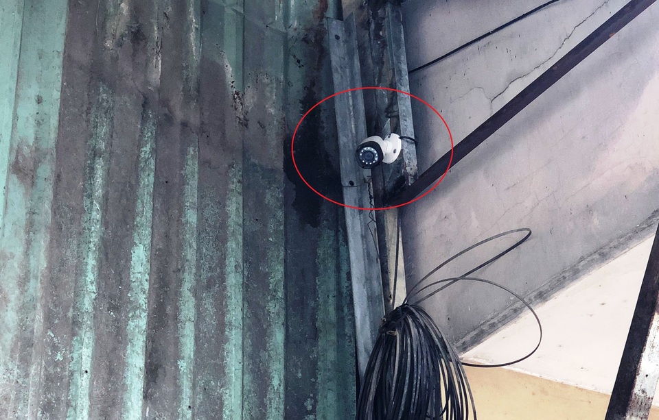 Vợ chồng chủ cửa hàng nội thất gỗ bị cướp đâm trọng thương - 2 Camera của một hộ kinh doanh ngay hiện trường đã ghi lại toàn bộ diễn biến vụ cướp. Lực lượng công an đã trích xuất để truy bắt nghi phạm.