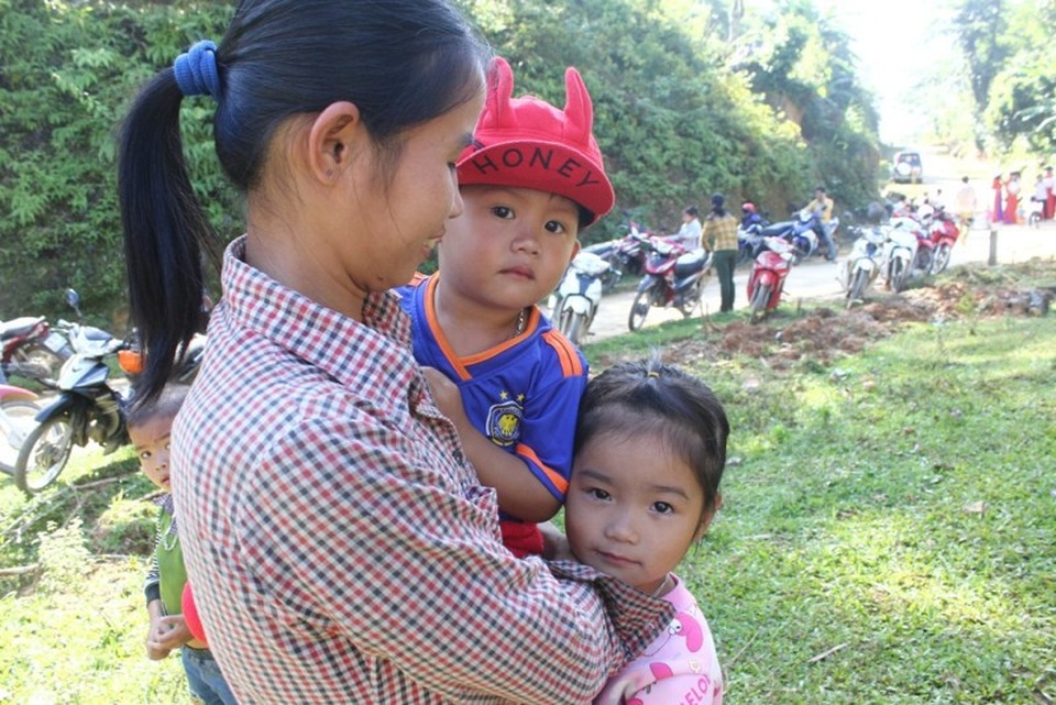 Khởi công xây dựng công trình phòng học Dân trí thứ 23 tại Thanh Hóa - 14 Những đứa trẻ cũng được mẹ cho đi xem lễ khởi công