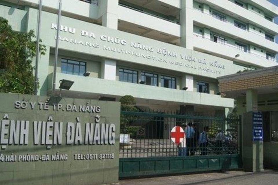 Vụ hai mẹ con du khách tử vong: Chưa thể kết luận do ngộ độc thực phẩm - 1 Bệnh nhân V. đang được điều trị tại Bệnh viện đa khoa Đà Nẵng. Đến trưa nay (17/9), bệnh nhân V. vẫn chưa tỉnh sau một ngày nhâpj viện