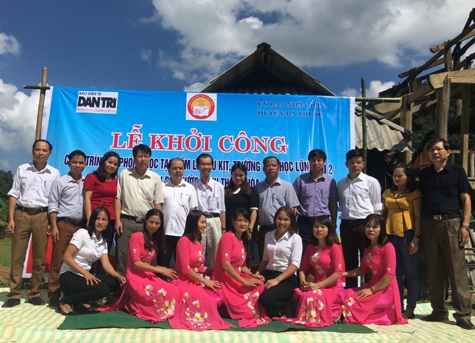 Khởi công xây dựng công trình phòng học Dân trí thứ 23 tại Thanh Hóa - 17 Các đại biểu chụp ảnh lưu niệm với thầy cô giáo
