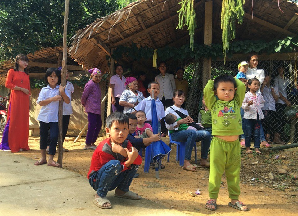 Khởi công xây dựng công trình phòng học Dân trí thứ 23 tại Thanh Hóa - 1 Người dân địa phương và các cháu học sinh háo hức chuẩn bị dự lễ khởi công công trình phòng học