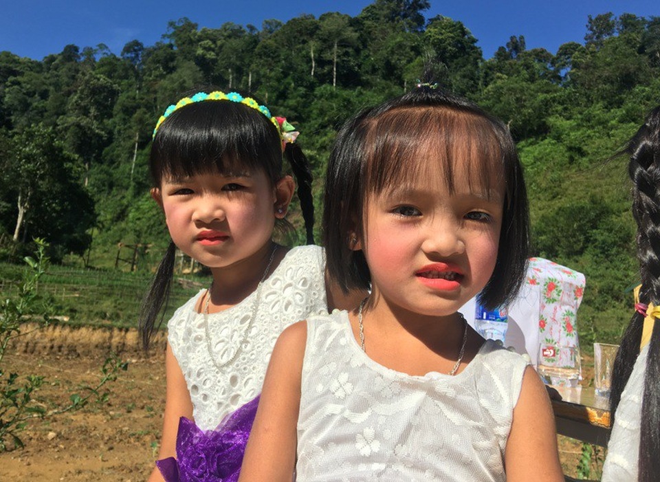 Khởi công xây dựng công trình phòng học Dân trí thứ 23 tại Thanh Hóa - 6 Các cháu học sinh háo hức chuẩn bị biểu diễn văn nghệ