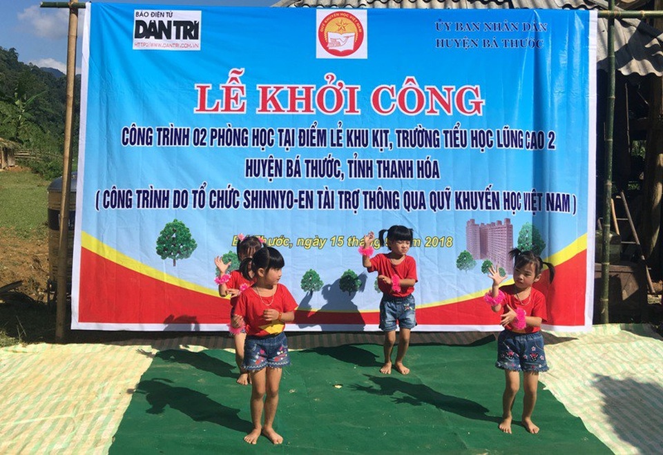 Khởi công xây dựng công trình phòng học Dân trí thứ 23 tại Thanh Hóa - 10 Các cháu Mầm non biểu diễn văn nghệ với những tiết lục sôi động