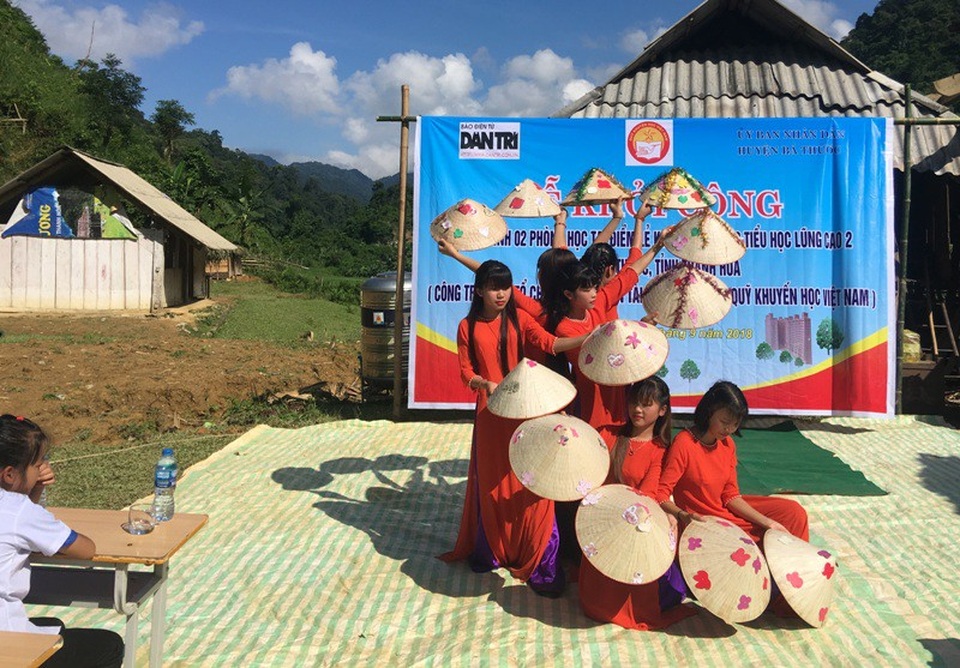 Khởi công xây dựng công trình phòng học Dân trí thứ 23 tại Thanh Hóa - 11 Những tiết mục văn nghệ cây nhà lá vườn tại buổi lễ khởi công