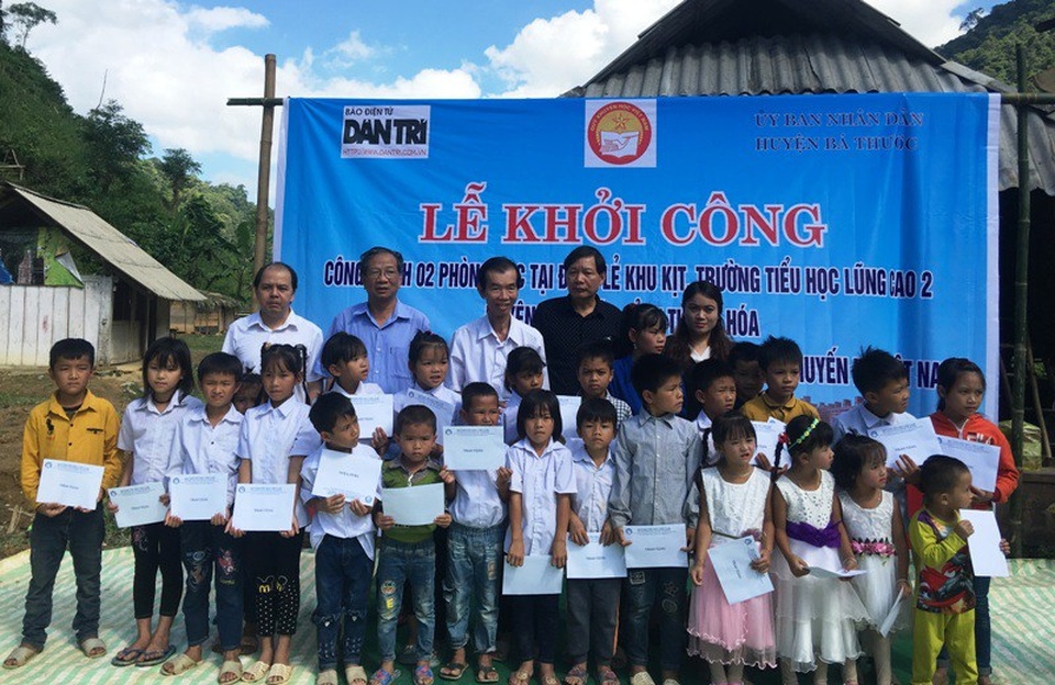 Khởi công xây dựng công trình phòng học Dân trí thứ 23 tại Thanh Hóa - 9
Nhân dịp này, Quỹ Khuyến học Việt Nam và Báo Dân trí trao 34 suất học bổng tới các cháu học sinh nơi đây