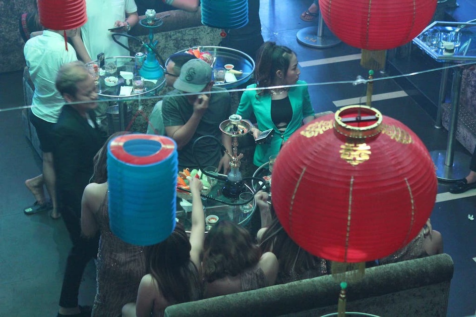 Công an bao vây quán bar, đưa 80 dân chơi về trụ sở kiểm tra ma tuý - 3 Công an bao vây quán bar, đưa 80 dân chơi về trụ sở kiểm tra ma tuý - 3