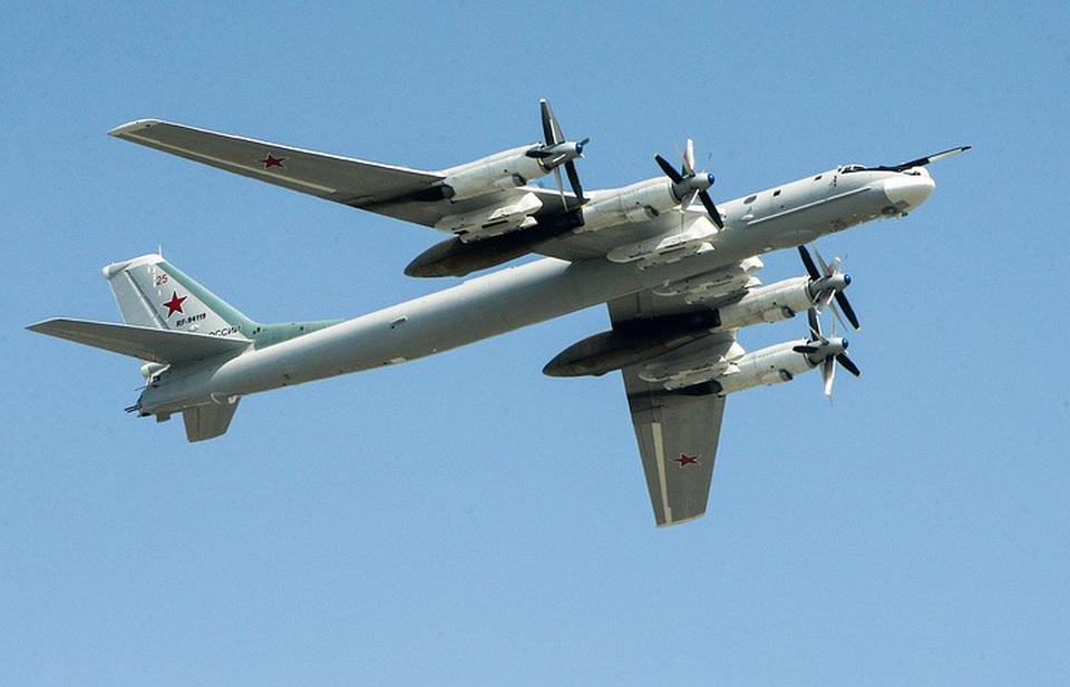 Dàn vũ khí uy lực phô diễn sức mạnh trong tập trận lịch sử của Nga - 1 Máy bay ném bom Tupolev-95MS (Ảnh: TASS)