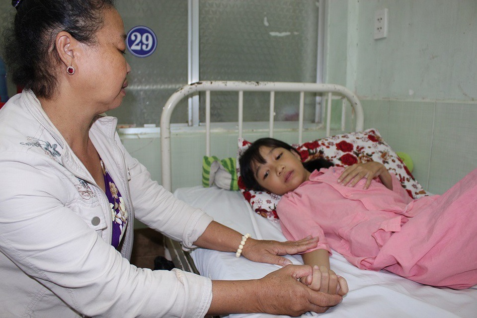 Cha bỏ rơi, mẹ theo chồng mới, nữ sinh 13 tuổi nguy kịch vì suy tim nặng - 5 Bà Ngọc Ánh mong cầu sự giúp đỡ từ cộng đồng để có cơ hội cứu đứa cháu tội nghiệp