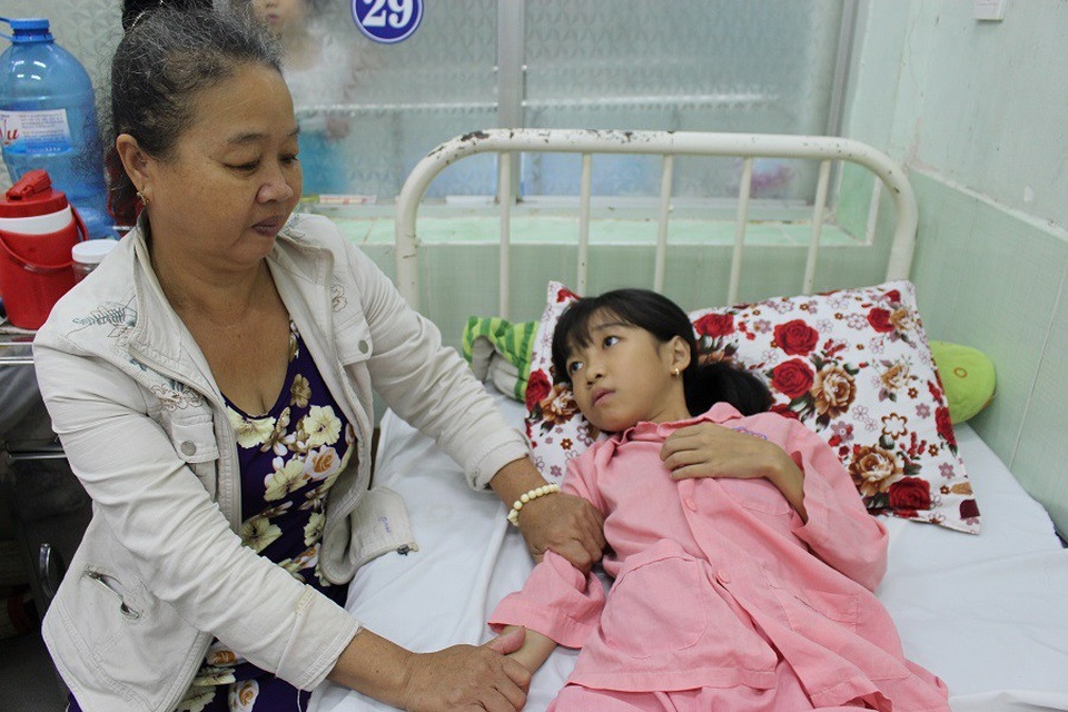 Cha bỏ rơi, mẹ theo chồng mới, nữ sinh 13 tuổi nguy kịch vì suy tim nặng - 3 Người bà nghèo đau đớn, bất lực nhìn cháu trên giường bệnh