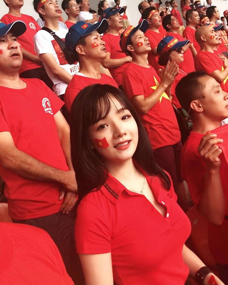 3 cô gái Việt được báo Hàn tung hô vì quá xinh đẹp - 1
Phan Thủy Tiên (21 tuổi) được xem là fan girl Việt nổi bật nhất mùa ASIAD 2018. Cô nàng lặn lội sang tận Indonesia để cổ vũ cho Olympic Việt Nam.