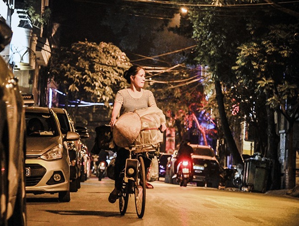Đi theo tiếng rao "ai bánh khúc đây" rong ruổi phố đêm Hà Nội - 2 Đi theo tiếng rao "ai bánh khúc đây" rong ruổi phố đêm Hà Nội - 2