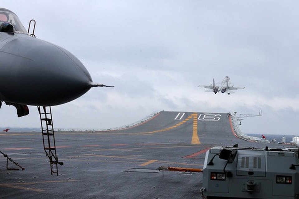 Tàu sân bay Trung Quốc bị chính máy bay nhà cản chân - 2
Shenyang J-15 Flying Shark cất cánh trên tàu sân bay Liêu Ninh. Ảnh: Reuters