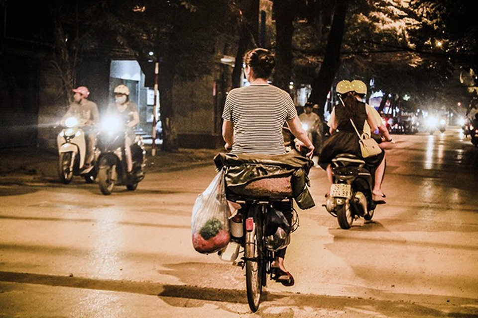 Đi theo tiếng rao "ai bánh khúc đây" rong ruổi phố đêm Hà Nội - 11 Đi theo tiếng rao "ai bánh khúc đây" rong ruổi phố đêm Hà Nội - 11