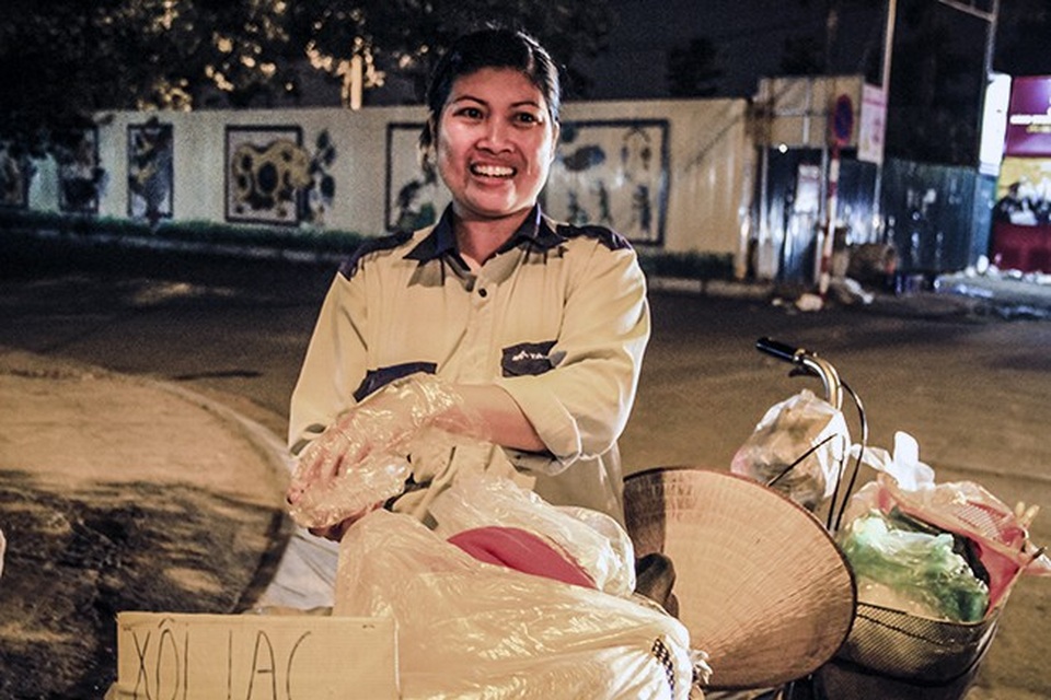 Đi theo tiếng rao "ai bánh khúc đây" rong ruổi phố đêm Hà Nội - 3 Đi theo tiếng rao "ai bánh khúc đây" rong ruổi phố đêm Hà Nội - 3