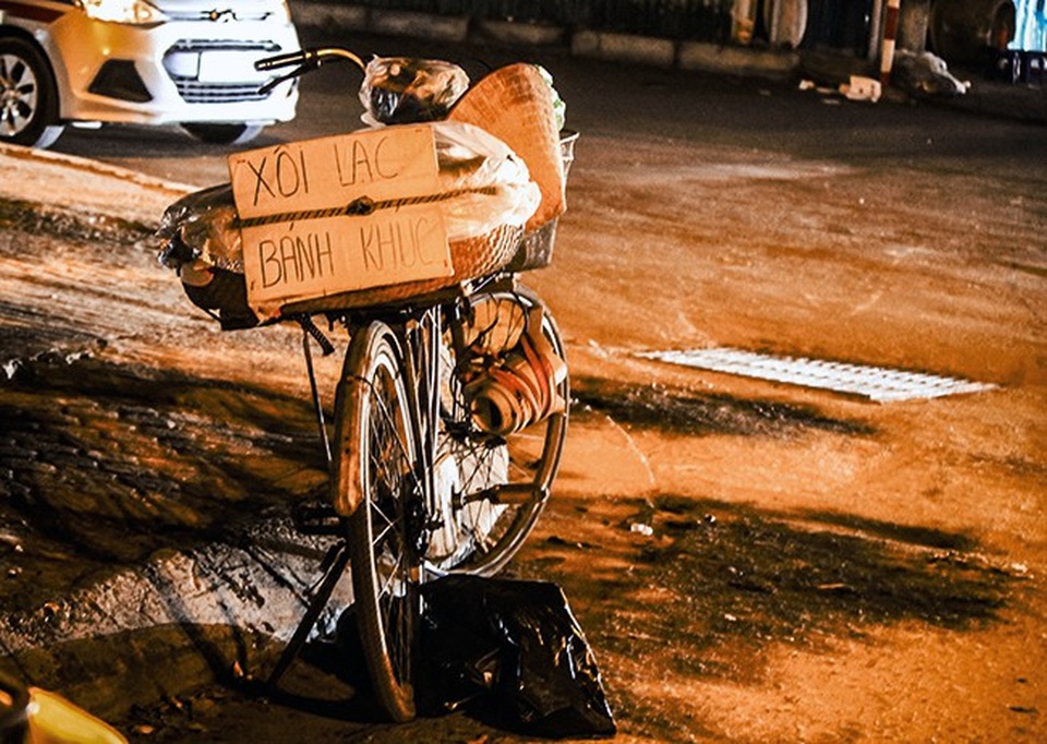Đi theo tiếng rao "ai bánh khúc đây" rong ruổi phố đêm Hà Nội - 5 Đi theo tiếng rao "ai bánh khúc đây" rong ruổi phố đêm Hà Nội - 5