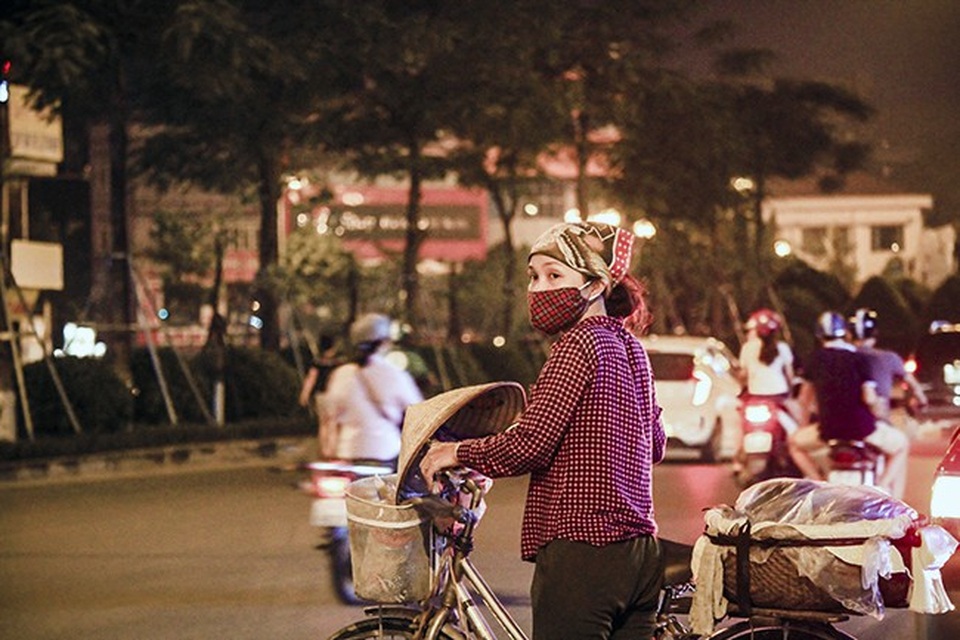 Đi theo tiếng rao "ai bánh khúc đây" rong ruổi phố đêm Hà Nội - 7 Đi theo tiếng rao "ai bánh khúc đây" rong ruổi phố đêm Hà Nội - 7