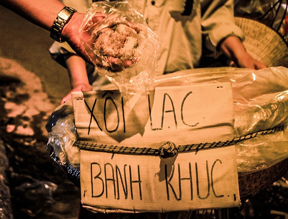 Đi theo tiếng rao "ai bánh khúc đây" rong ruổi phố đêm Hà Nội - 8 Đi theo tiếng rao "ai bánh khúc đây" rong ruổi phố đêm Hà Nội - 8