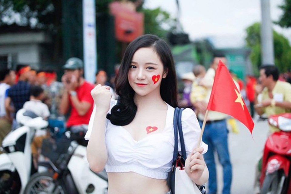 3 cô gái Việt được báo Hàn tung hô vì quá xinh đẹp - 9
Cuối tháng 8 vừa qua, hình ảnh xinh đẹp trên khán đài sân cỏ của Thủy Tiên được trang Yachuk của Hàn Quốc đăng tải với nhiều lời khen ngợi.