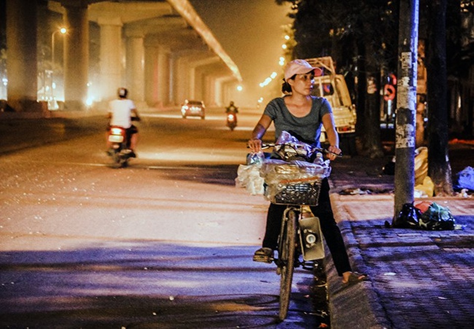 Đi theo tiếng rao "ai bánh khúc đây" rong ruổi phố đêm Hà Nội - 10 Đi theo tiếng rao "ai bánh khúc đây" rong ruổi phố đêm Hà Nội - 10