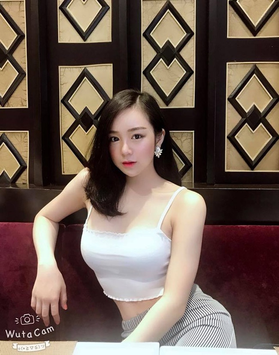3 cô gái Việt được báo Hàn tung hô vì quá xinh đẹp - 10
Cô nàng lọt vào ống kính phóng viên khi đi xem trận đấu giao hữu giữa U23 Việt Nam và U23 Palestine (cúp Tứ hùng đầu tháng 8/2018).