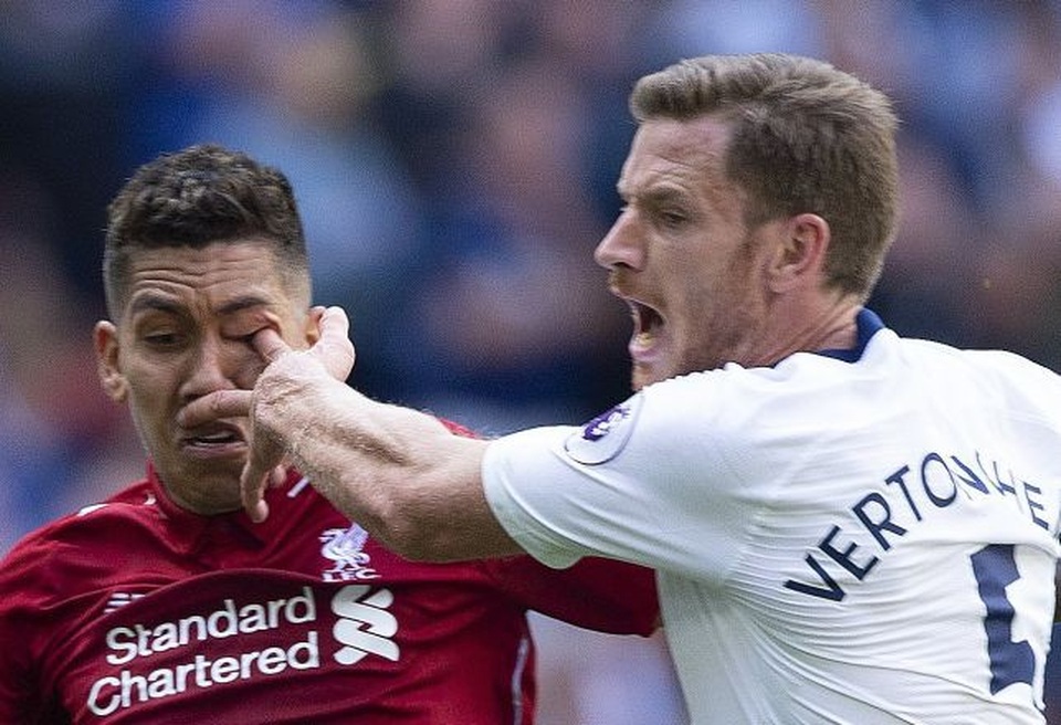 Ngôi sao Liverpool bị chọc mắt kinh dị ở trận gặp Tottenham - 1
Firmino dính chấn thương sau pha chọc mắt của Vertonghen