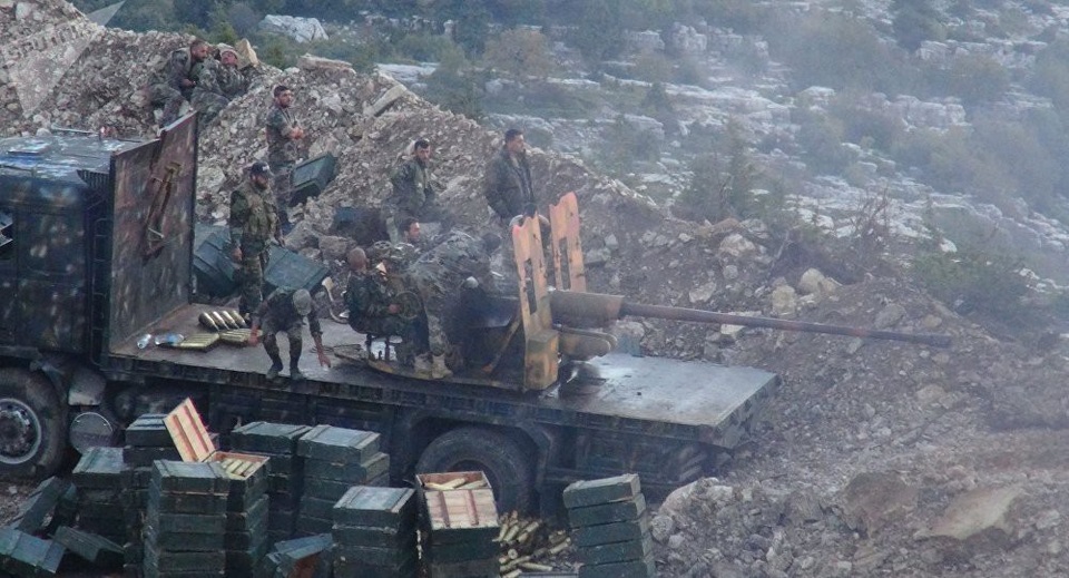 Khoảnh khắc quân đội Syria bắn hạ máy bay không người lái có gắn bom của khủng bố - 1 Binh sĩ Syria thực hiện nhiệm vụ tiêu diệt khủng bố (Ảnh: Sputnik)