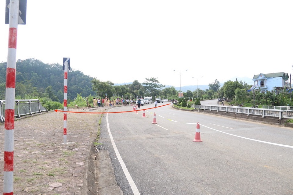 Toàn cảnh hiện trường vụ tai nạn 13 người chết tại Lai Châu - 4
Sau cú va chạm, hai chiếc xe lao mạnh sang phía làn đường đối diện trước khi rơi xuống suối. Theo quan sát, biển cảnh báo rất đầy đủ, con đường mới mở bên cạnh đường cũ góp phần giảm độ cua.