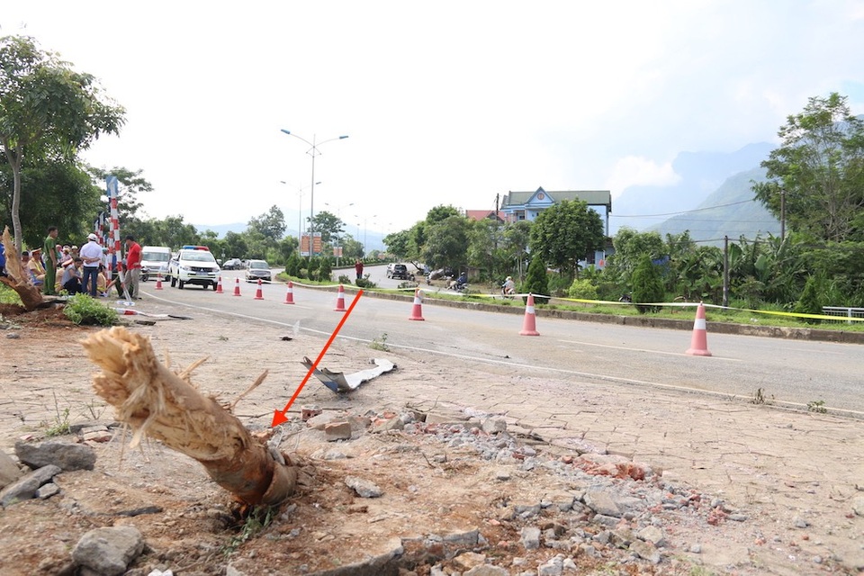 Toàn cảnh hiện trường vụ tai nạn 13 người chết tại Lai Châu - 3
Tiếp tục theo chiều mũi tên đỏ, nhiều dấu vết cày xước lòng đường hướng từ dải phân cách kéo dài đến vỉa hè.