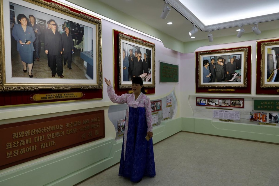 Những bảo tàng đặc biệt về ông Kim Jong-un tại Triều Tiên - 1
Một hướng dẫn viên Triều Tiên thuyết minh về các bức ảnh chụp lại các chuyến thăm của cố lãnh đạo Triều Tiên Kim Jong-il (Ảnh: Reuters)