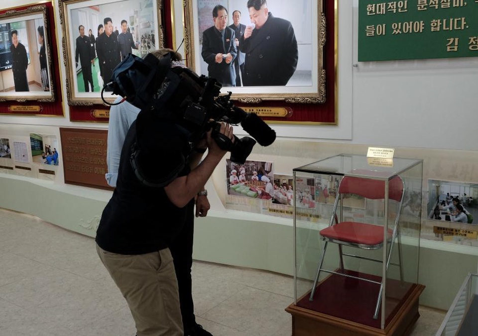Những bảo tàng đặc biệt về ông Kim Jong-un tại Triều Tiên - 2 Chiếc ghế ông Kim Jong-un từng ngồi khi đến thăm nhà máy mĩ phẩm (Ảnh: Reuters)