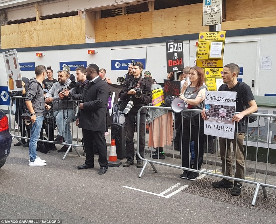 Cả gia đình tới cổ vũ show diễn của Victoria Beckham - 21
Fans tới cổ vũ Vic ra mắt BST mới.